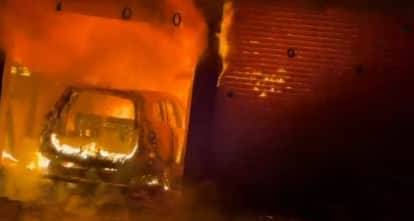 A fire broke out in a warehouse in a shop, burning five vehicles including grocery items and two cars.