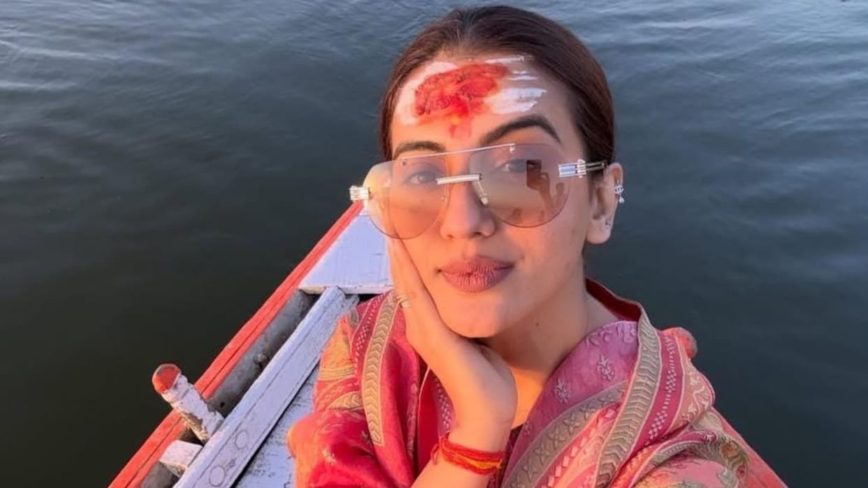 Actress Akshara Singh visited Baba Vishwanath temple and admired beauty of Ganga ghat in Varanasi