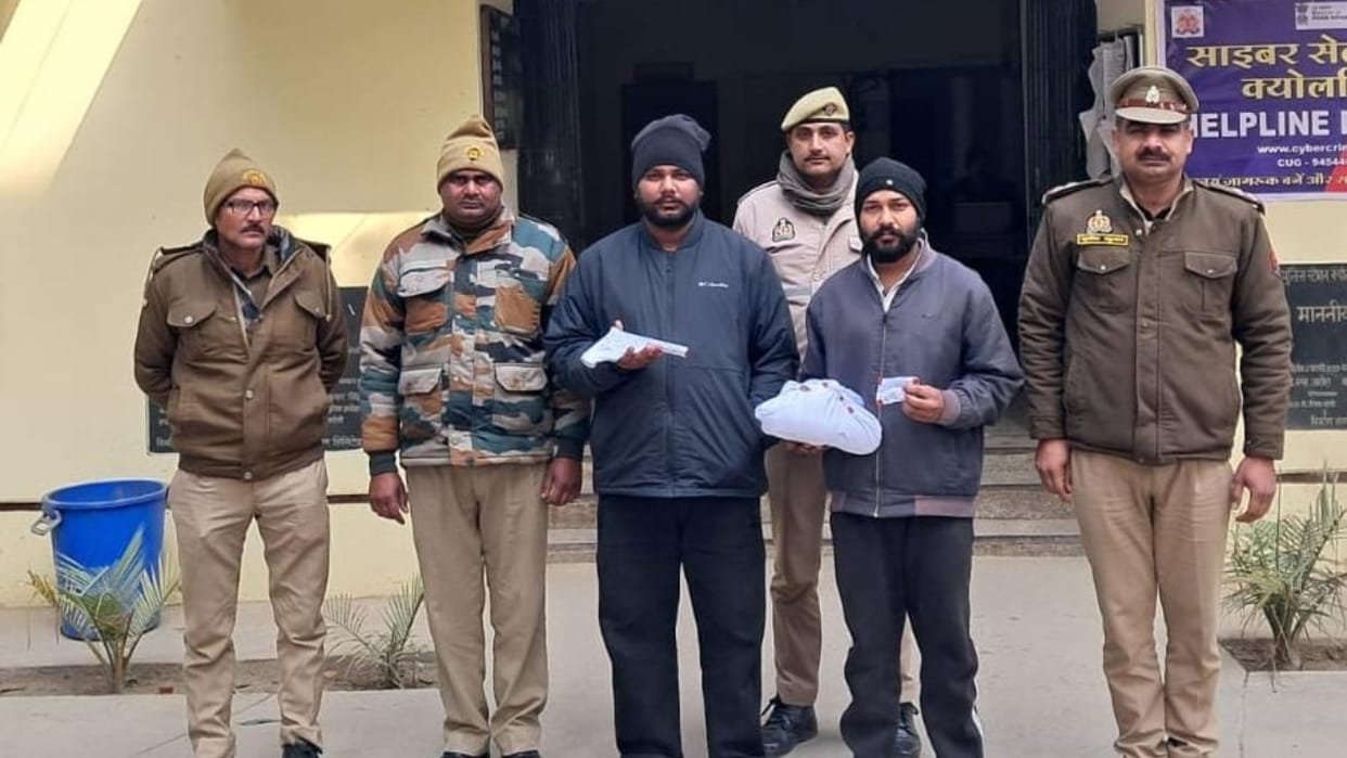 Two accused arrested for firing at the teacher leader car in Bareilly