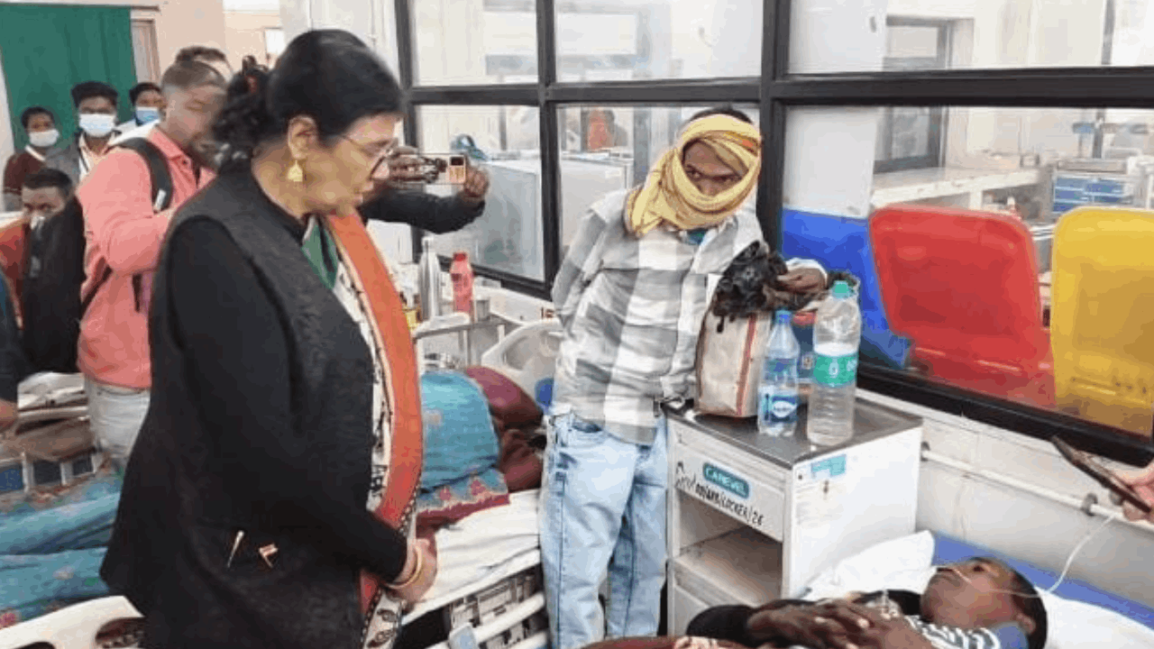 अस्पताल में भर्ती किसान से मिल पहुंची सांसद ज्योत्सना महंत