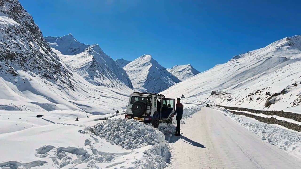 बर्फबारी के बाद इन दिनों शिकुंला दर्रा का नजारा।