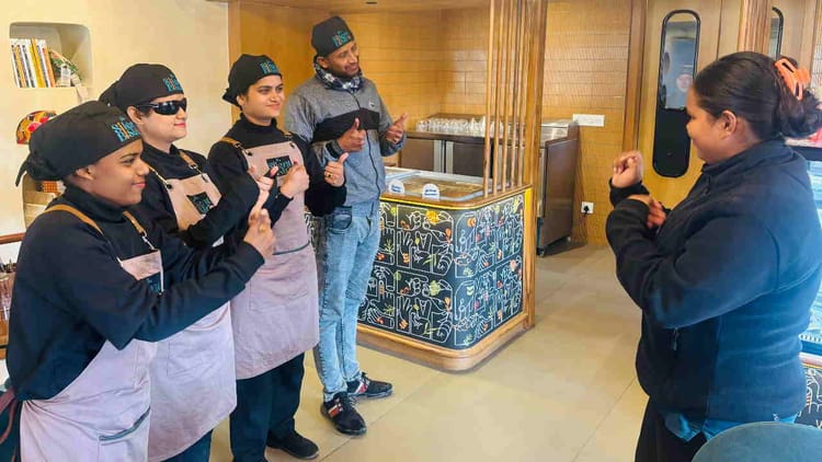 राष्ट्रीय युवा दिवस: खामोशी से 'द साइलेंट बिस्ट्रो' में सपने साकार कर रहे युवा, इशारों में ही समझते हैं बात