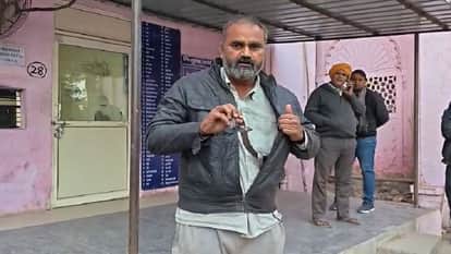 e-rickshaw driver arrived at district hospital with live snake in his pocket in Mathura
