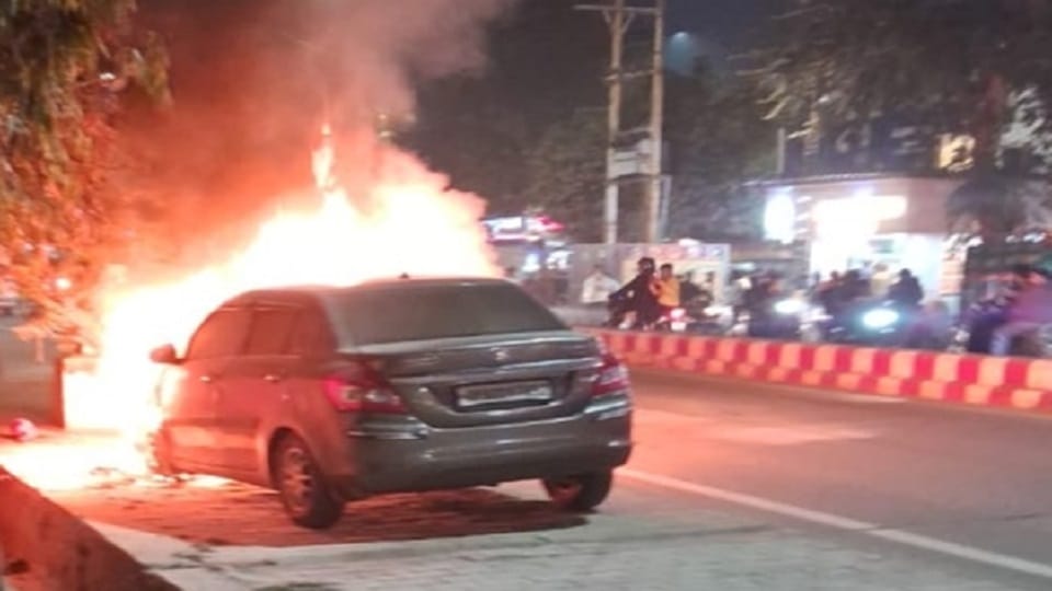 Two cars caught fire in Agra