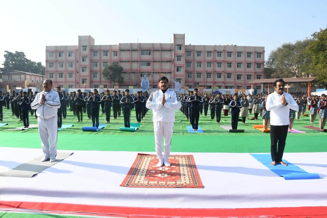 मुख्यमंत्री डॉ. मोहन यादव  योग करते हुए