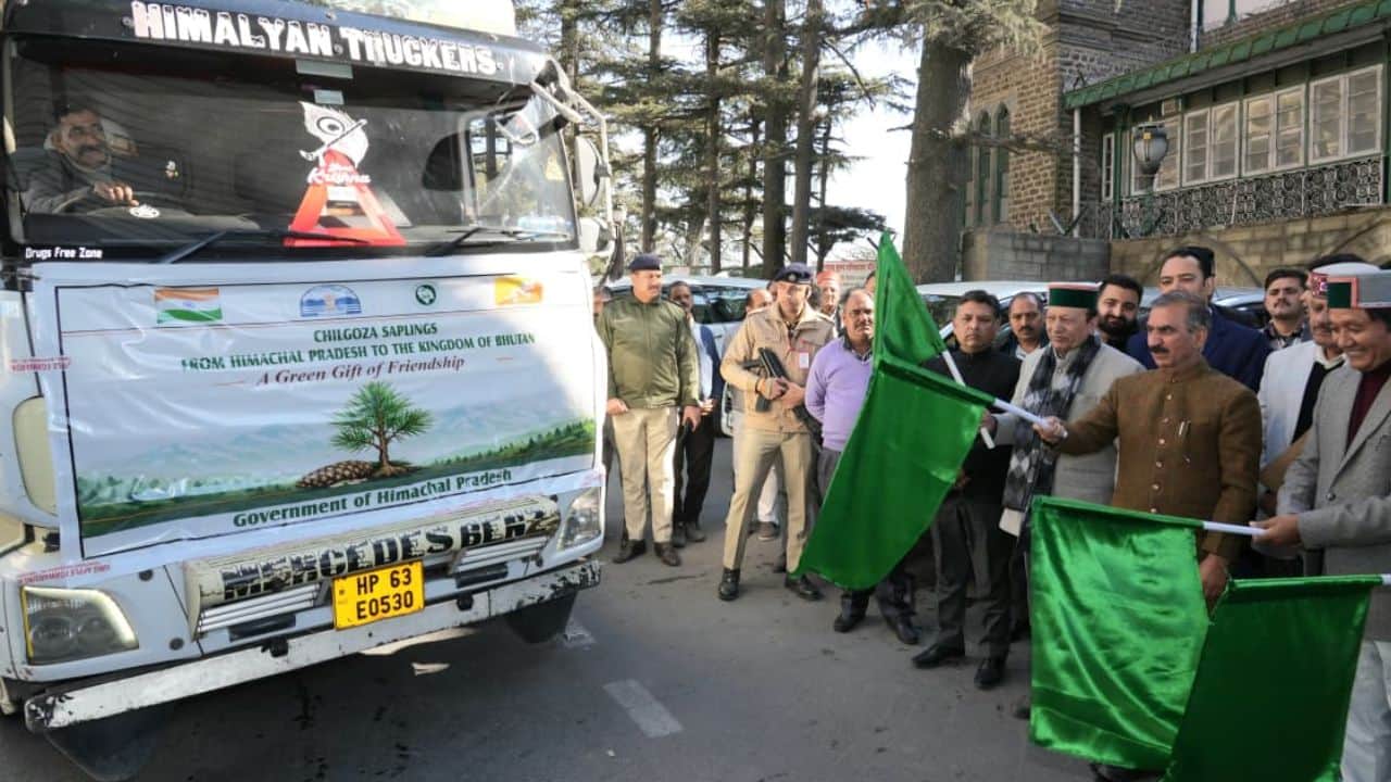 मुख्यमंत्री सुखविंद्र सिंह सुक्खू हरी झंडी दिखाते हुए।