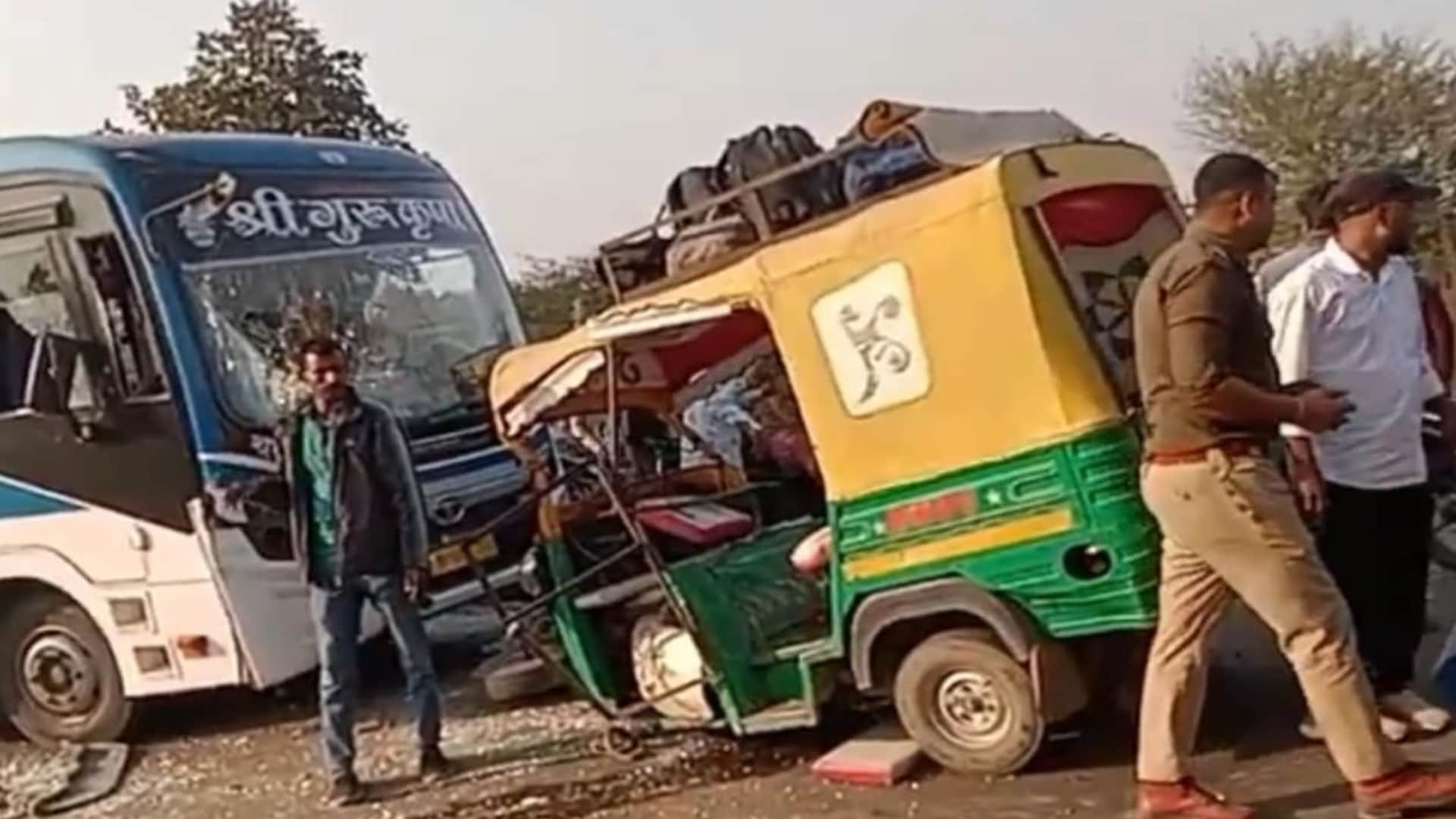 तेज रफ्तार बस ने स्कूल टेंपो को मारी टक्कर