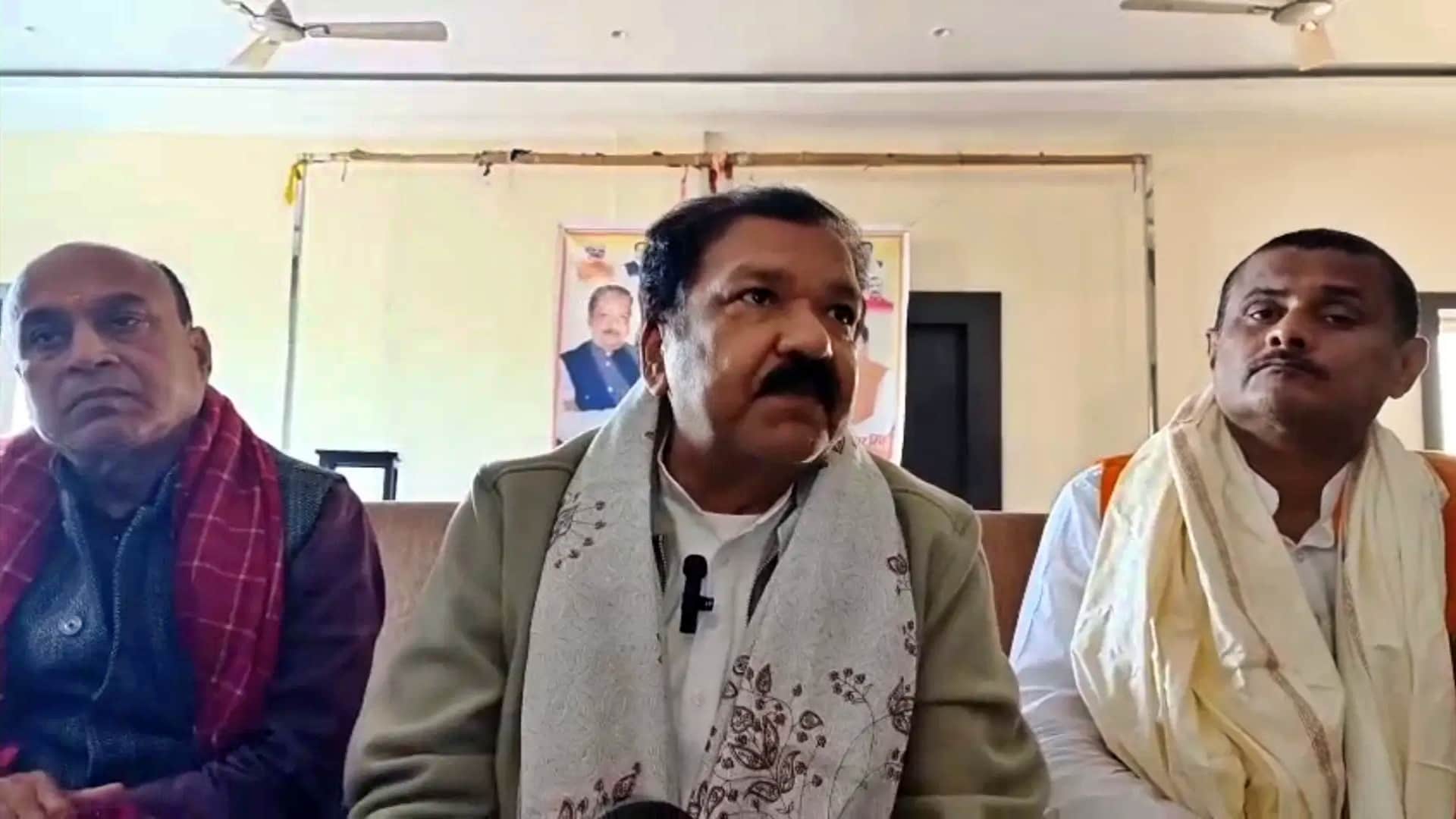 प्रेस वार्ता करते मंत्री दिलीप जायसवाल