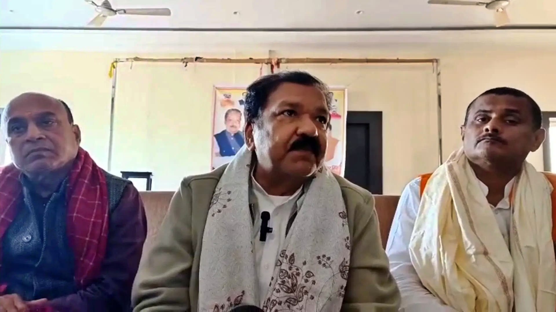 प्रेस वार्ता करते मंत्री दिलीप जायसवाल