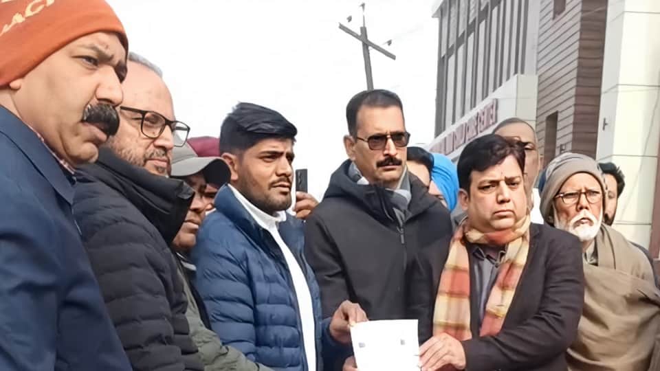 ईओ को ज्ञापन साैंपते यूनियन के सदस्य