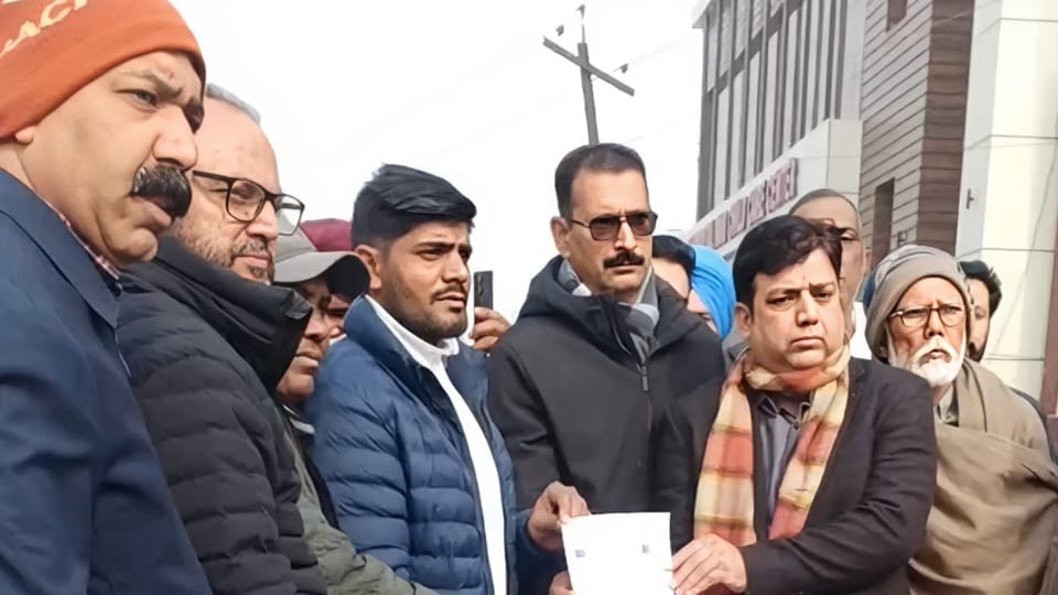 ईओ को ज्ञापन साैंपते यूनियन के सदस्य