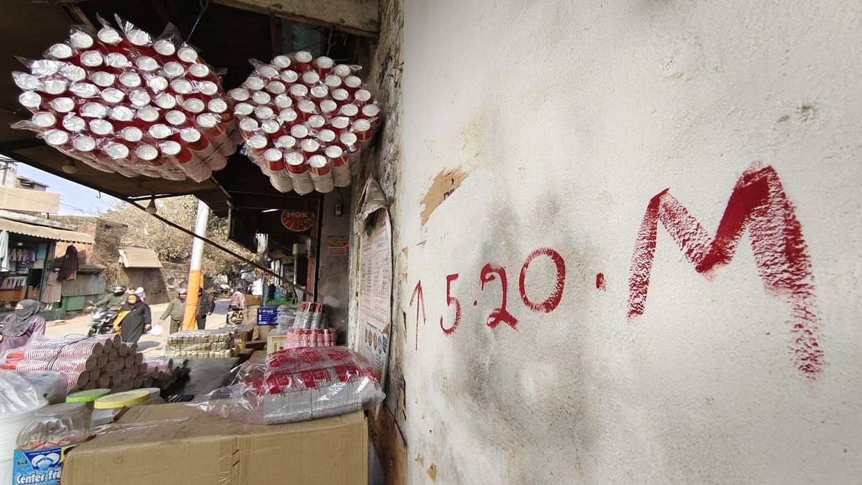 municipal corporation put red marks on shops for demolition in Bareilly