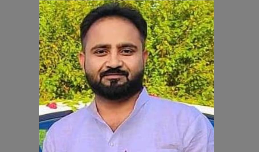 Bijnor: 32 year old youth councilor died in blanket distribution program, fell from his chair and died.