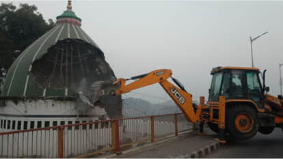 The tomb of Hazrat Shaheed Abdul Ghani Shah was demolished with a bulldozer in Deoria.
