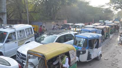 Traffic Chaos in Agra Due to Pipeline Work Tourists Stuck in Long Jams