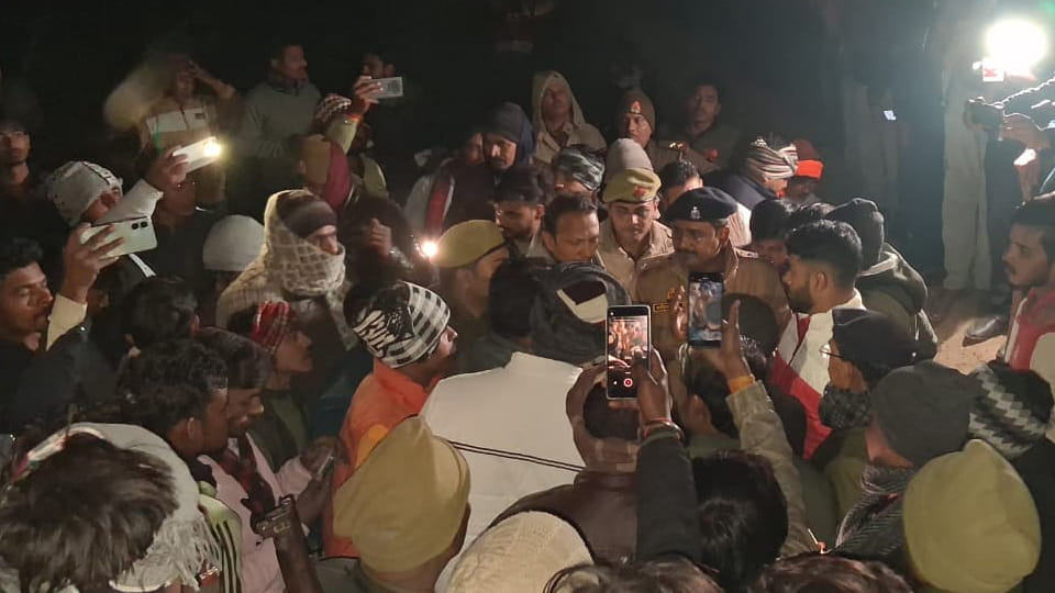 Kanpur: Prohibited animal meat found near a temple in Bilhaur; VHP stages protest