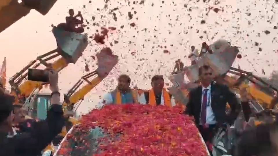 Expelled SP MLA Abhay Singh showered flowers on Pankaj Chaudhary from bulldozer