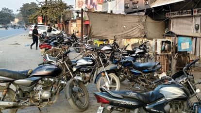 Encroachment spreads to the road on Aligarh Road