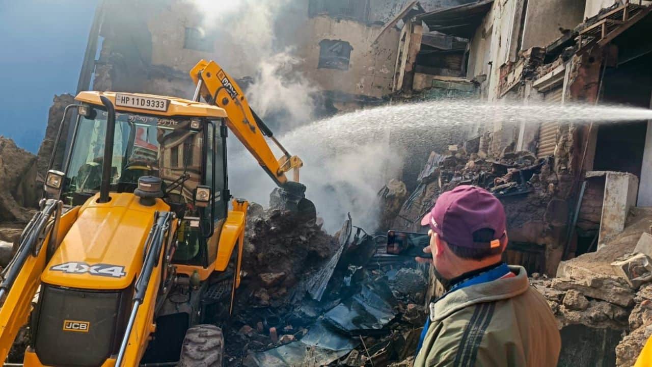 अर्की अग्निकांड के बाद गिरे भवन के मलबे को हटाती राहत बचाव की टीमें