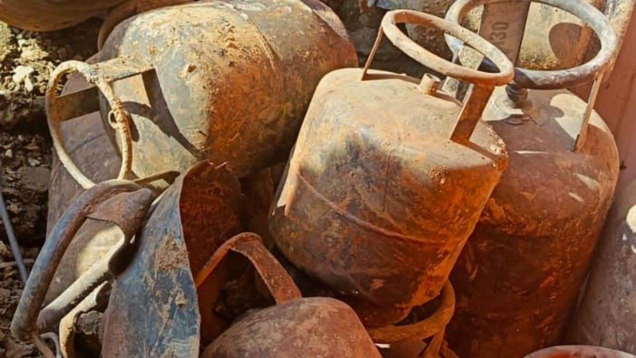 अर्की में अग्निकांड के दौरान मलबे से निकले घरेलू और व्यवसायिक सिलिंडर।