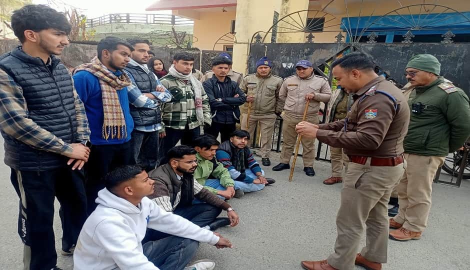 बागेश्वर के बीडी पांडेय परिसर में प्रदर्शन करते छात्र नेताओं को समझाते कोतवाल।