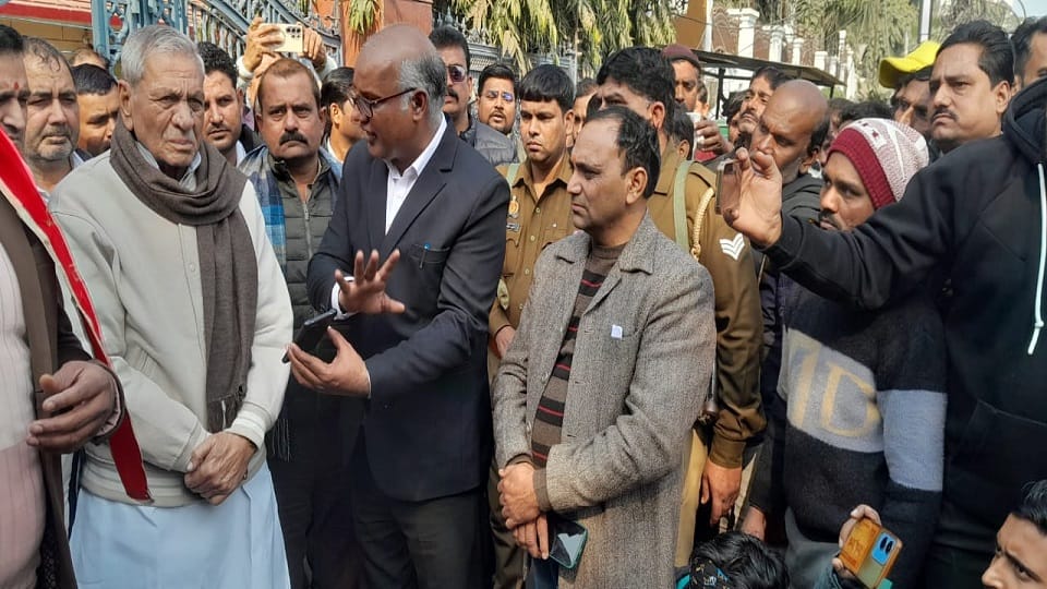 drivers protested against traffic plan and demonstrated outside cabinet minister residence in Mathura