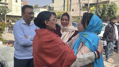 flat caught fire in Lucknow daughter screamed after seeing her mother dead body