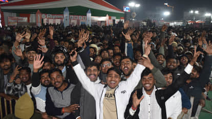 Devotees danced to the songs of Bhojpuri singer Pawan Singh at the Gorakhpur Festival.