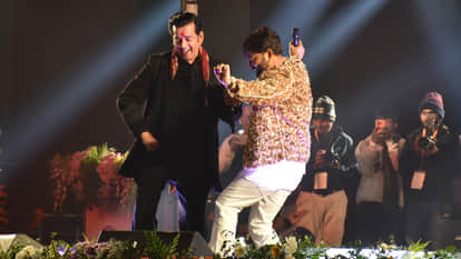 Devotees danced to the songs of Bhojpuri singer Pawan Singh at the Gorakhpur Festival.