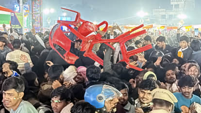 Excited supporters danced to Pawan Singh's songs at the Gorakhpur Festival, holding chairs in their hands.