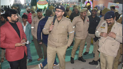 Devotees danced to the songs of Bhojpuri singer Pawan Singh at the Gorakhpur Festival.