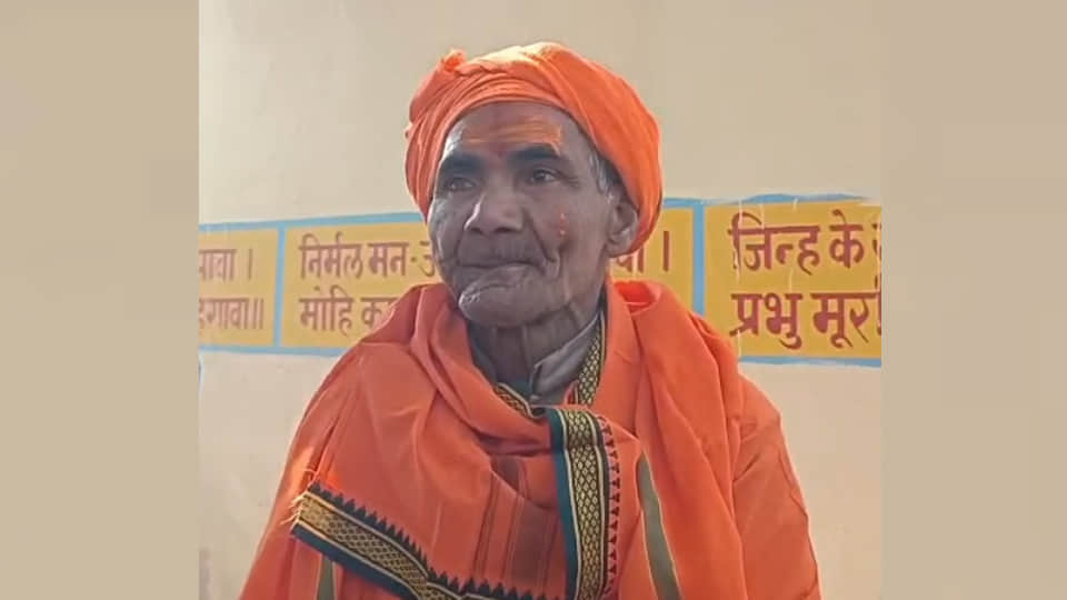 घर वापसी के बाद भगवा वस्त्र धारण किए गोपी