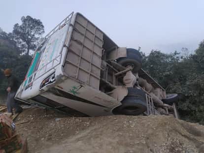 Bus overturned on Chowki Chora Road, many passengers injured in the accident