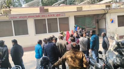 Jhansi: Anti-corruption team caught a PWD employee taking a bribe of twenty thousand rupees.