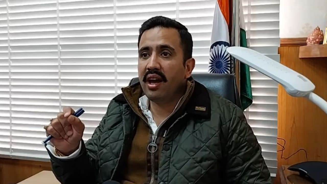 लोक निर्माण मंत्री विक्रमादित्य सिंह प्रेस वार्ता को संबोधित करते हुए।