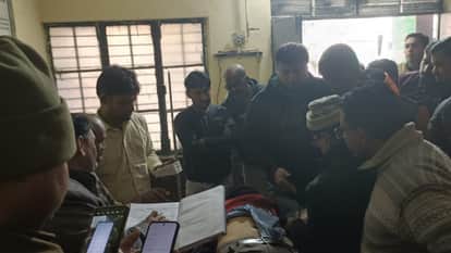 petrol pump manager shot and found injured in a field beside the highway in Budaun