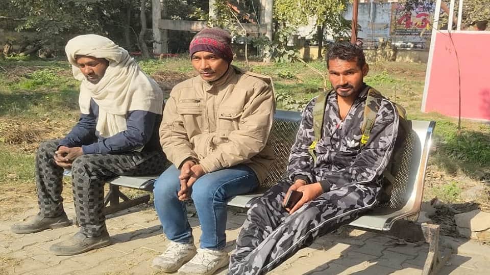 पोस्टमार्टम हाउस पर मौजूद परिजन।