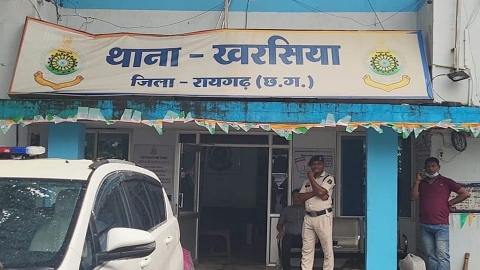 Two thugs robbed a husband and wife in Raigad district