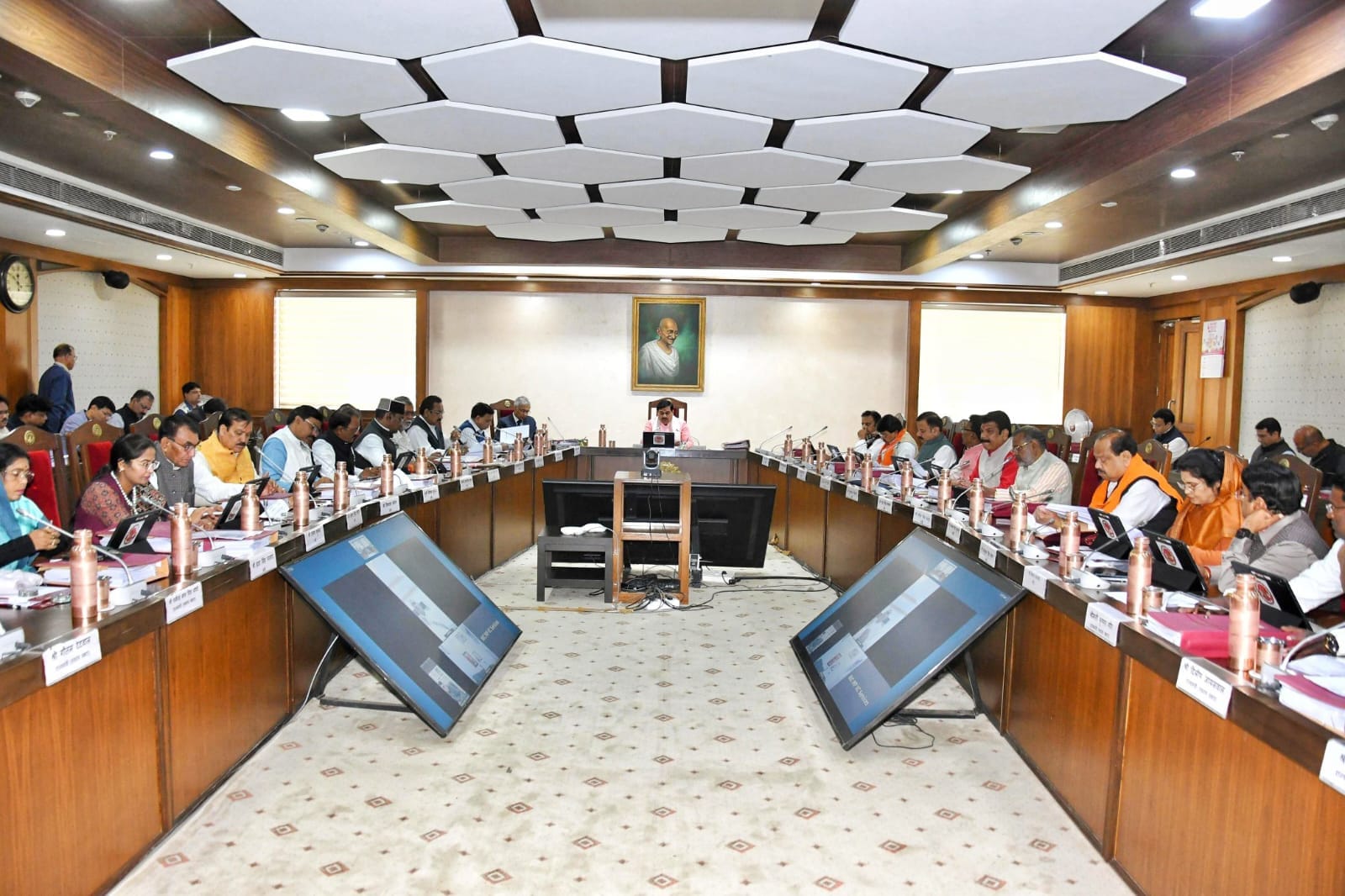 MP Cabinet: Approved half-price fees for Gwalior-Ujjain vehicle fair, space policy, and fourth-grade promotion