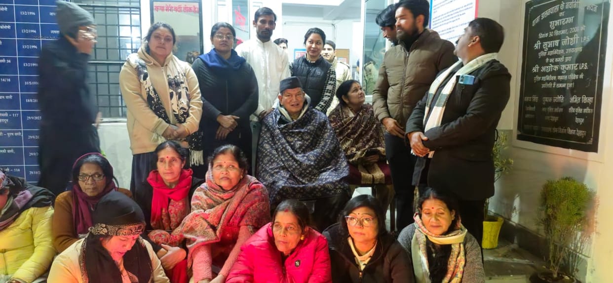 Protest held at Dehradun  Dalanwala police station against Sports Minister husband Harish Rawat also support