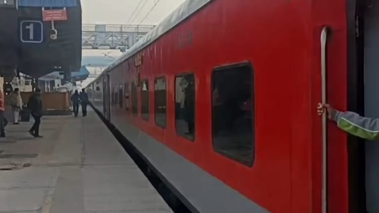 Abohar: स्टेशन पर खड़ी ट्रेन की यात्री ने खीचीं चेन, बीकानेर जाने वाली गाड़ी चार घंटे लेट; आरोपी हिरासत में