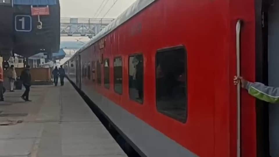 स्टेशन पर खड़ी ट्रेन