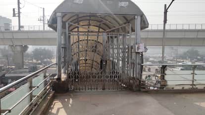 Delhi: Deliberate negligence at Anand Vihar bus stand, a footover bridge... Lock on its stairs too