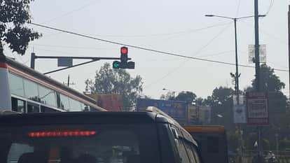 Jhansi: Traffic entangled in red-green lights, journey of minutes taking hours