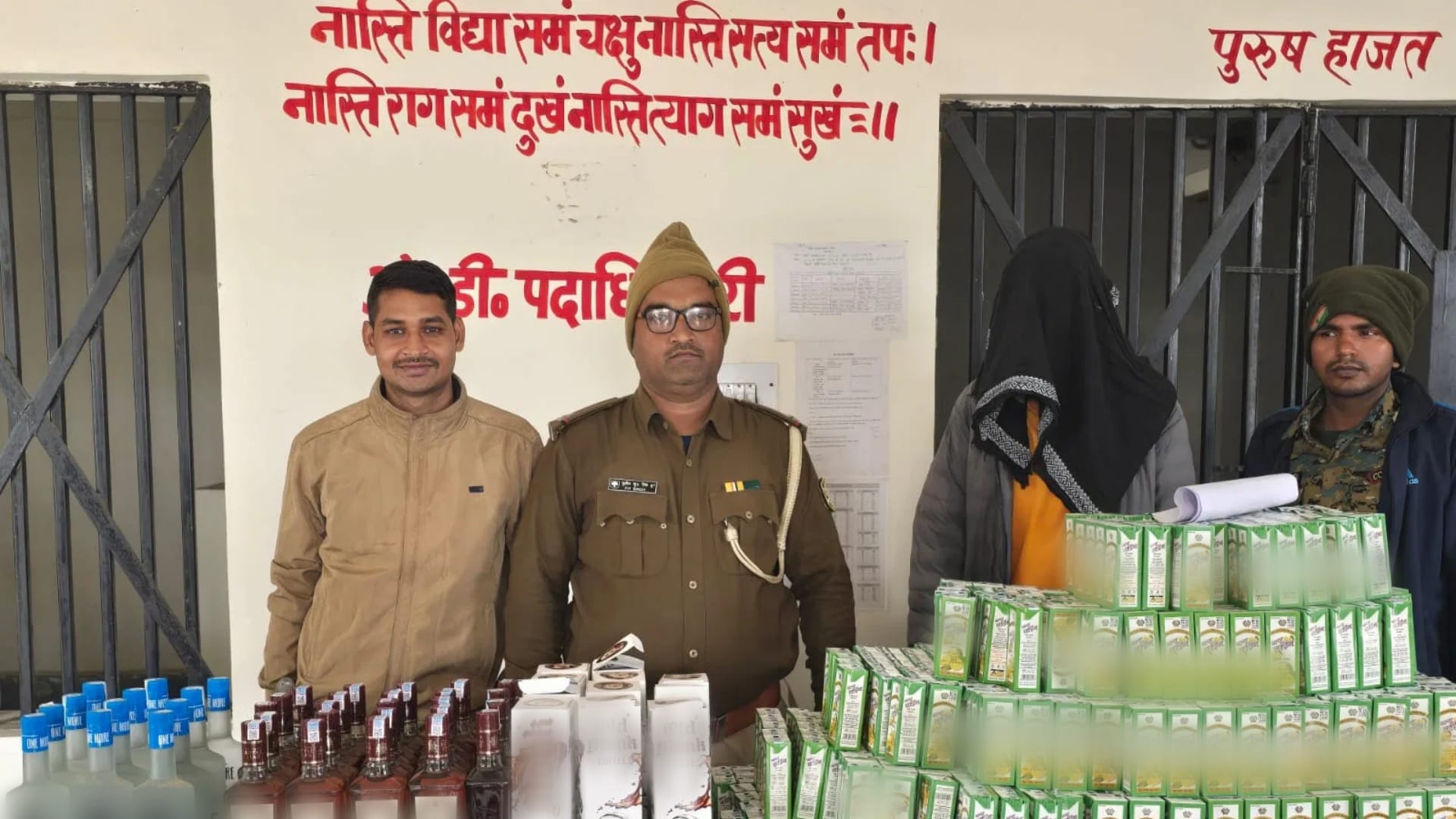 बारूण-जपला रोड पर बरामद देशी-विदेशी शराब