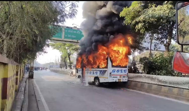 Indore: शुक्ला ब्रदर्स की बस ने मारी बाइक सवार को टक्कर, आक्रोशित भीड़ ने बस में आग लगाई