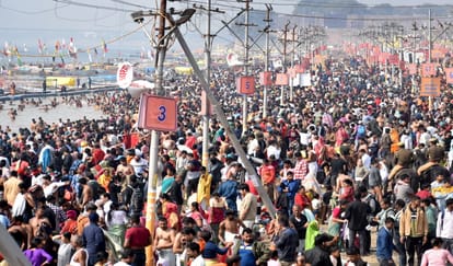 बुधवार को मकर संक्रांति से पहले संगम तट पर उमड़ी श्रद्धालुओं की भीड़।