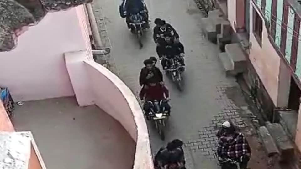 गलियों में निकला बाइकों का काफिला।