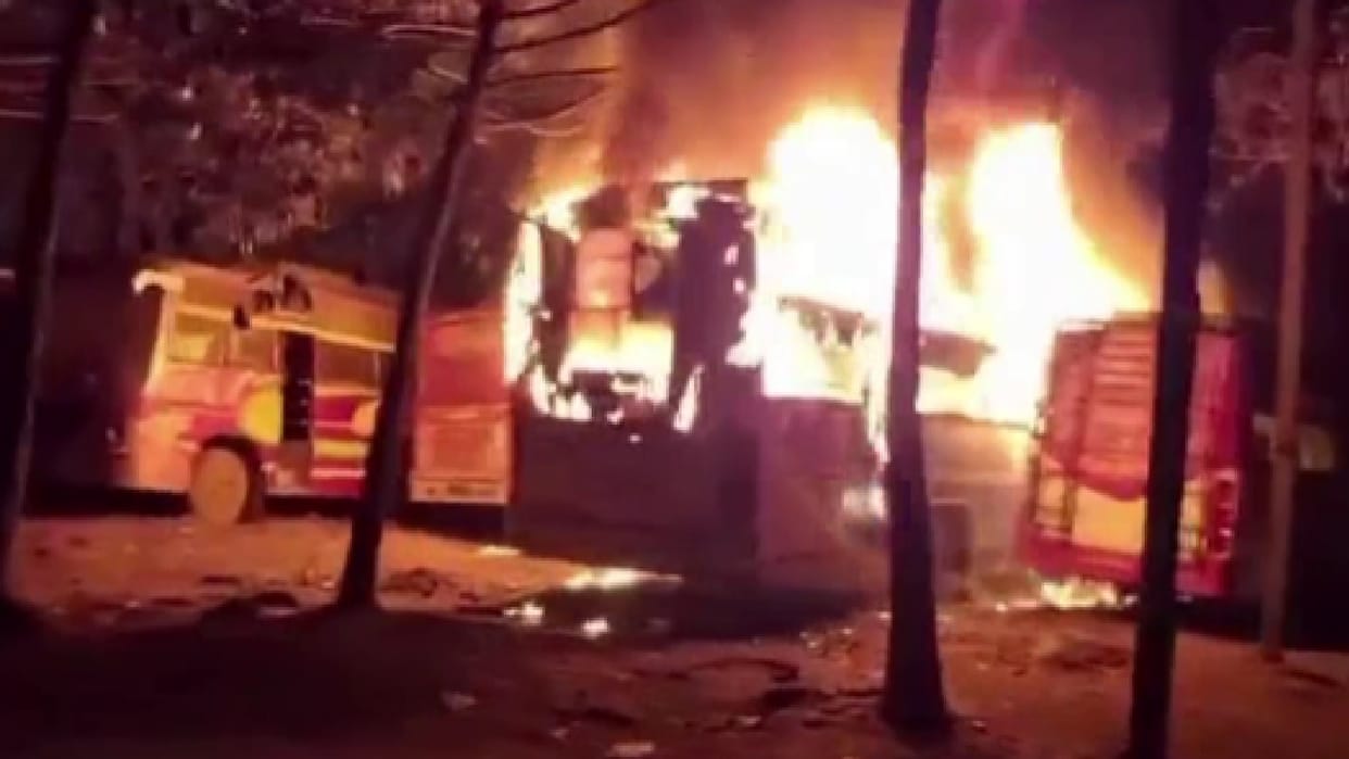 Late night chaos at Raipur ISBT, five buses parked in the parking lot burnt to ashes