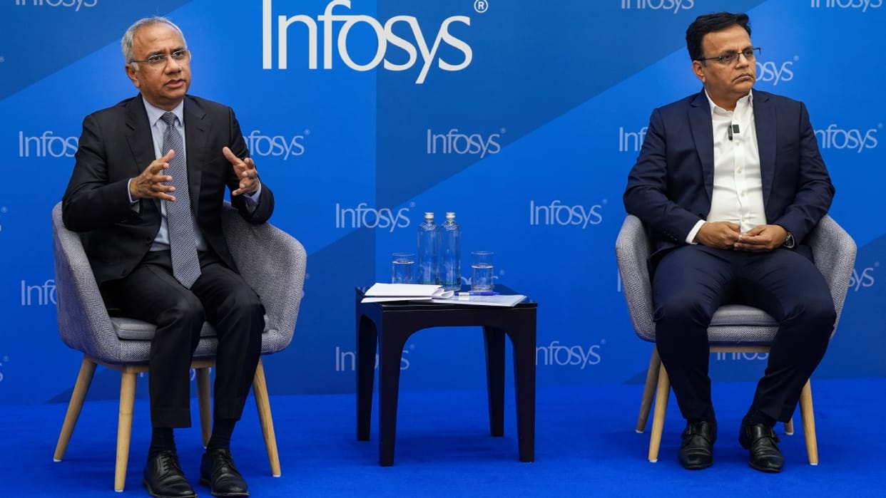 Infosys Salil Parekh US Deportation Rumors H-1B Visa Fees ICE Indian IT Sector News in Hindi